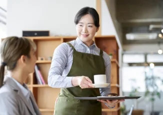 喫茶店で働く女性のイメージ写真