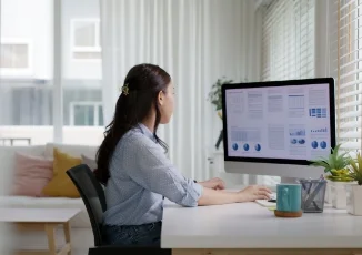 パソコンで仕事をする女性のイメージ写真