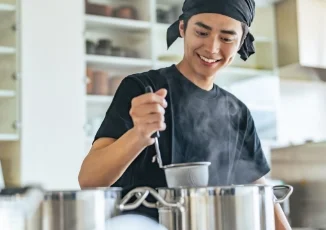 飲食店で働く男性のイメージ写真