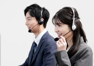 オペレーターとして働く男女のイメージ写真